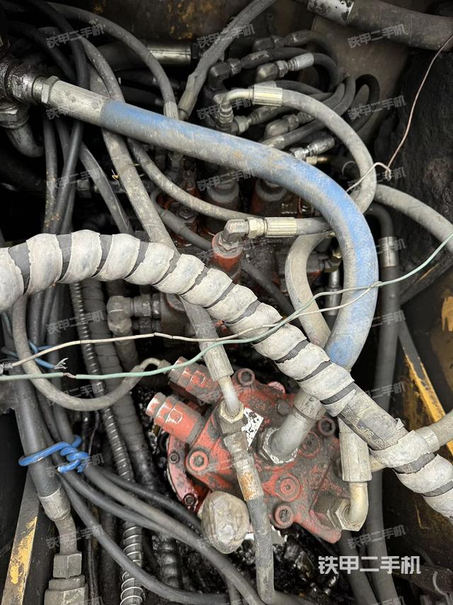 回转马达和主控阀（整机外观）