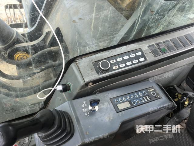 座椅右侧控制台/钥匙门/油门/含右手柄(驾驶室部分) 座椅右侧控制台/钥匙门/油门/含右手柄(驾驶室部分)