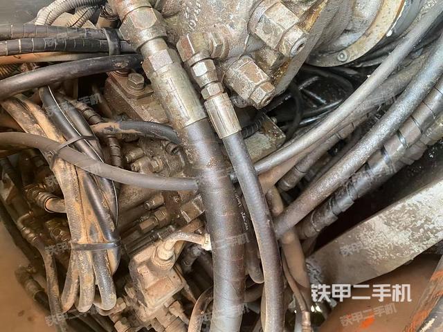 回转马达和主控阀（整机外观）