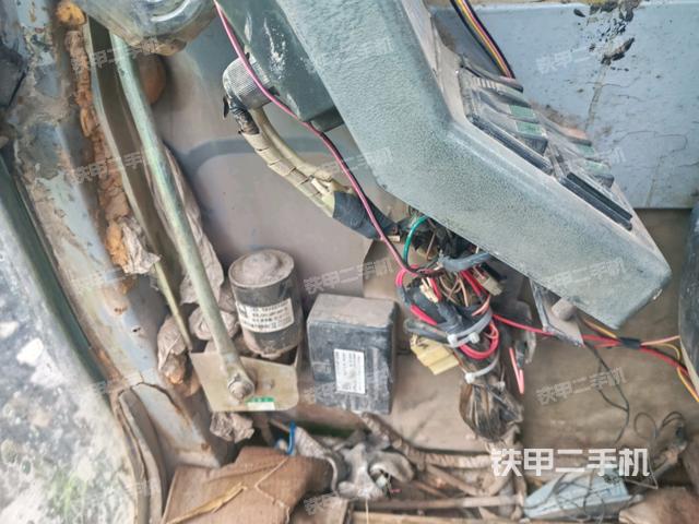 左后方玻璃角标(驾驶室部分) 左后方玻璃角标(驾驶室部分)