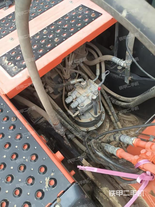 回转马达和主控阀(整机外观) 回转马达和主控阀(整机外观)