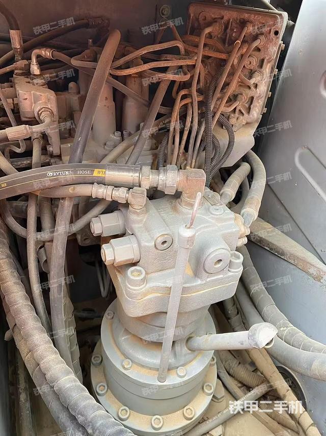 回转马达和主控阀(整机外观) 回转马达和主控阀(整机外观)