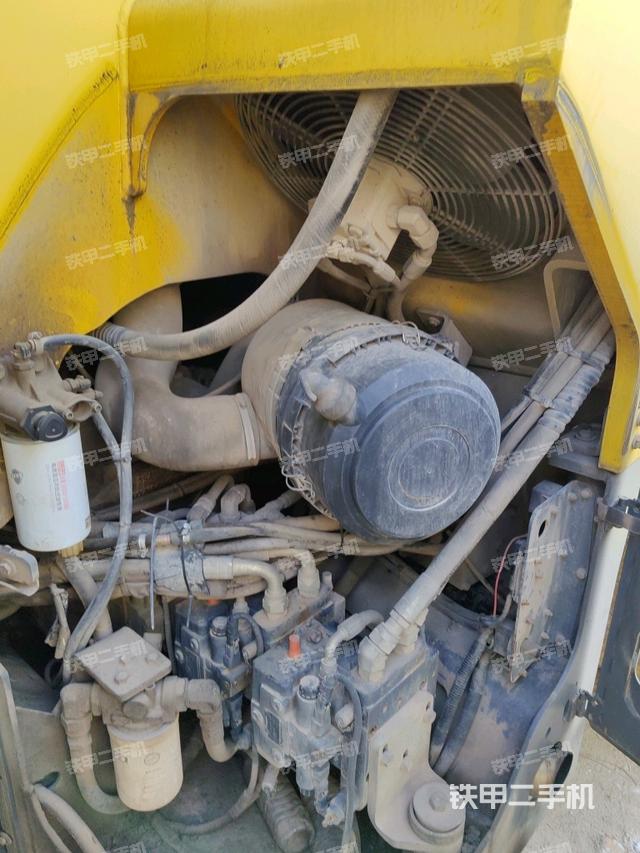 发动机左侧全景（压路机发动机舱）