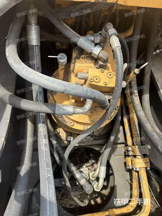 回转马达和主控阀(整机外观) 回转马达和主控阀(整机外观)