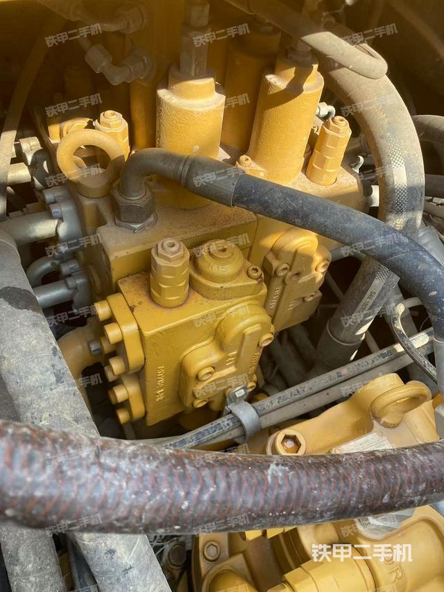 回转马达和主控阀(整机外观) 回转马达和主控阀(整机外观)