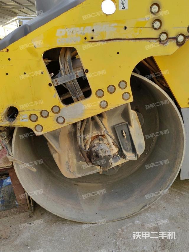 前车架正左侧（压路机前后车架）