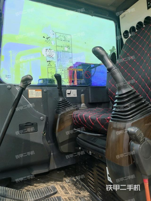 驾驶室顶部(整机外观) 驾驶室顶部(整机外观)