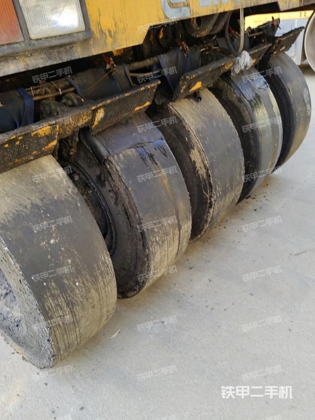 前车架正左侧（压路机前后车架）