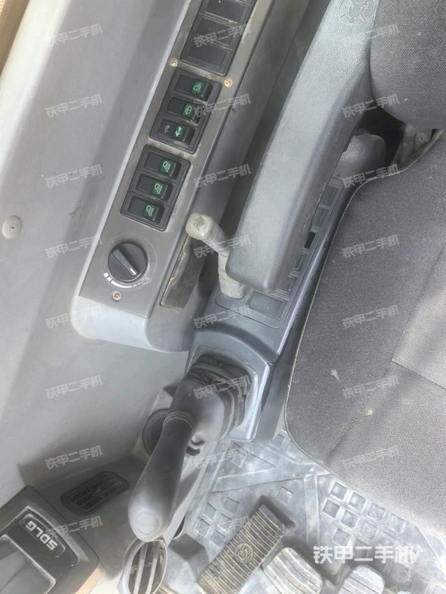 座椅右側(cè)控制臺/鑰匙門/油門/含右手柄（駕駛室部分）