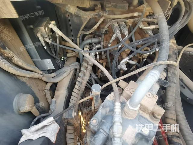 回转马达和主控阀（整机外观）