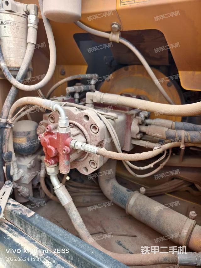 液压泵舱室正面整体(整机外观) 液压泵舱室正面整体(整机外观)