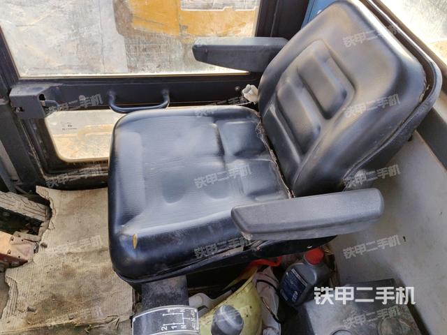 驾驶室顶蓬内（压路机驾驶室）