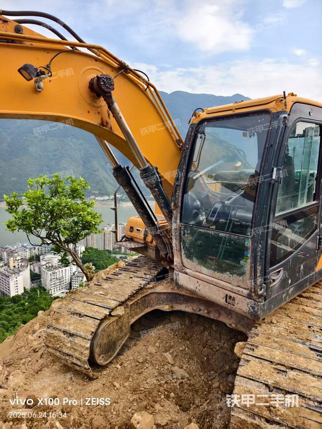 驾驶室整体(整机外观) 驾驶室整体(整机外观)