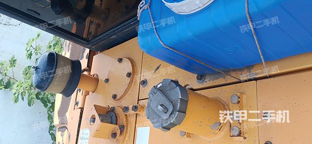 回转马达和主控阀(整机外观) 回转马达和主控阀(整机外观)