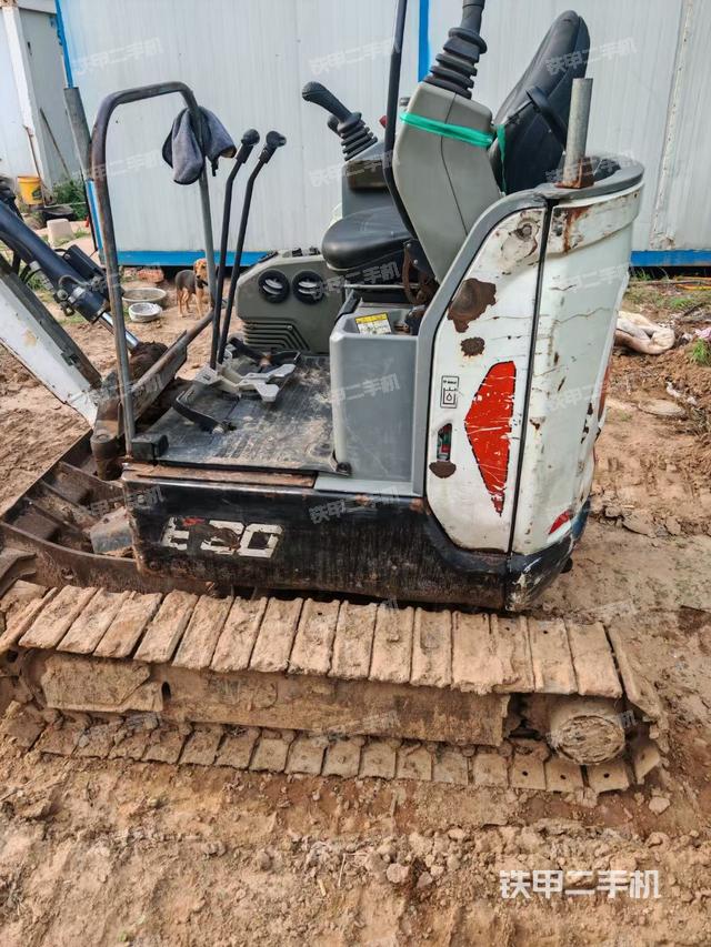 单侧履带整体(整机外观) 单侧履带整体(整机外观)