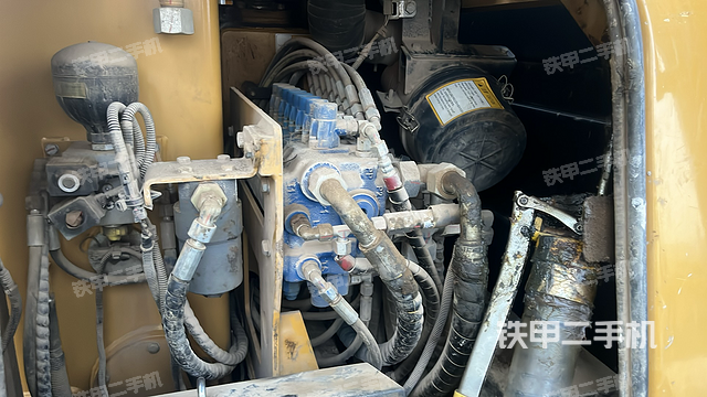 回转马达和主控阀(整机外观) 回转马达和主控阀(整机外观)