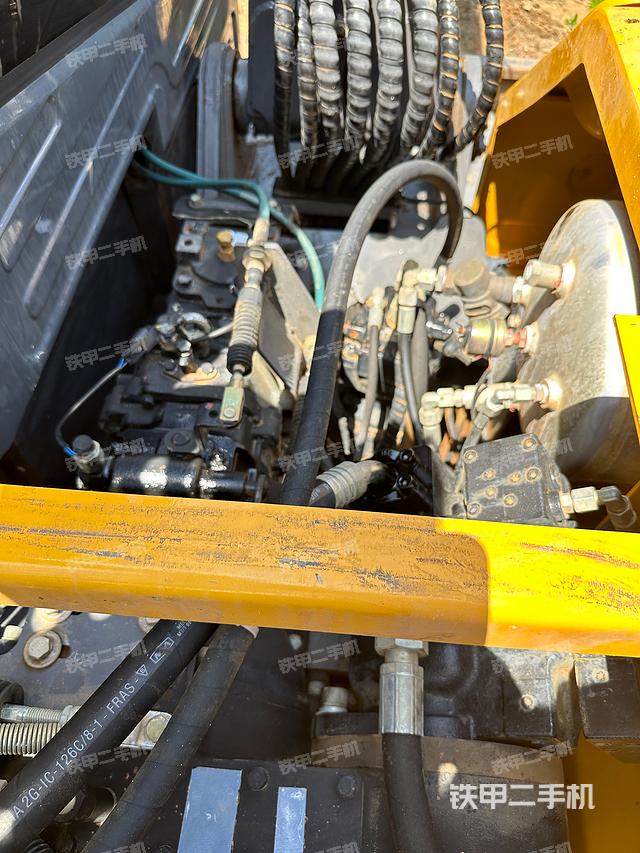 回转马达和主控阀（整机外观）