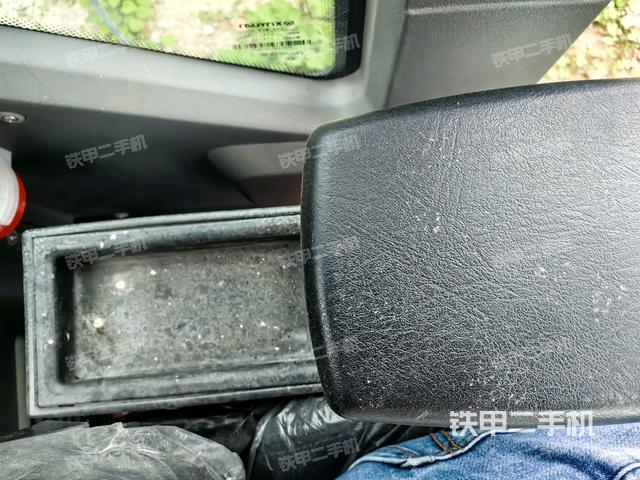 座椅左侧控制台/音响/含左手柄(驾驶室部分) 座椅左侧控制台/音响/含左手柄(驾驶室部分)