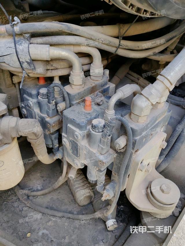 发动机上部全景（压路机发动机舱）