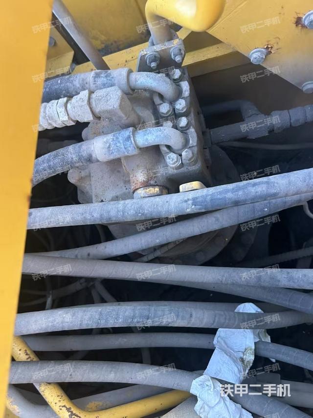 回转马达和主控阀(整机外观) 回转马达和主控阀(整机外观)