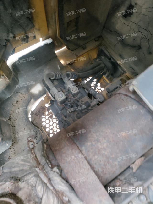 液压泵舱室正面整体(整机外观) 液压泵舱室正面整体(整机外观)