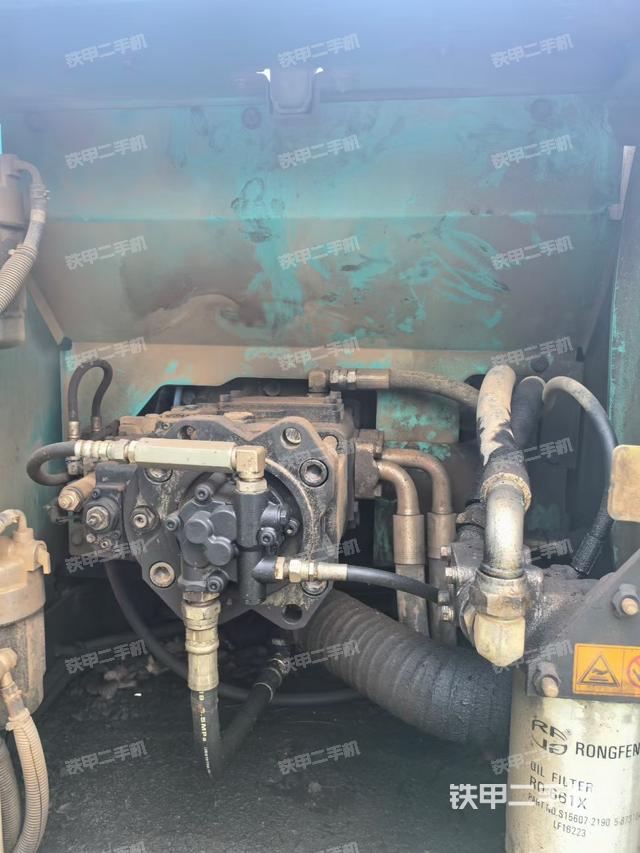 液压泵舱室正面整体(整机外观) 液压泵舱室正面整体(整机外观)