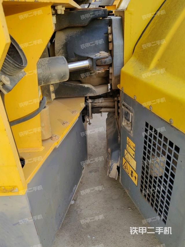 后轮右侧全景（压路机前后车架）