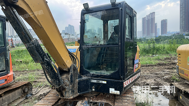 驾驶室整体(整机外观) 驾驶室整体(整机外观)