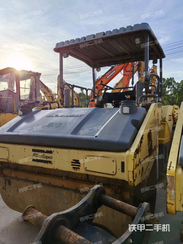 右后45°（压路机整机外观）