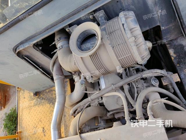 发动机左侧全景（压路机发动机舱）