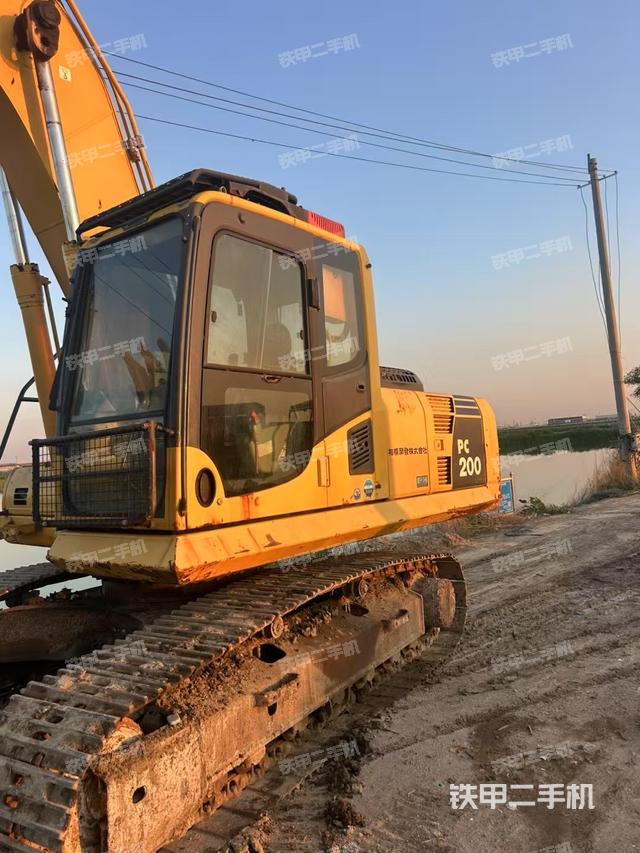 液压泵舱室正面整体(整机外观) 液压泵舱室正面整体(整机外观)