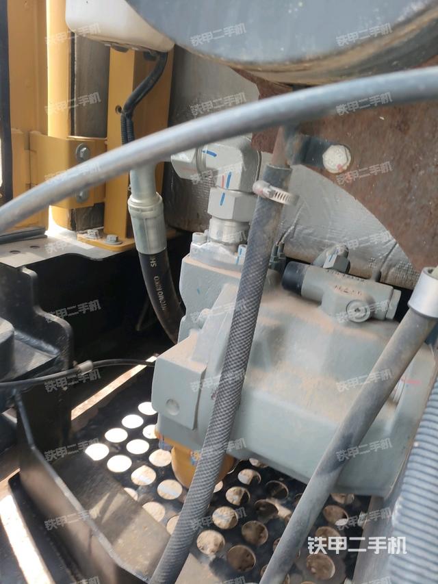 液压泵舱室正面整体(整机外观) 液压泵舱室正面整体(整机外观)