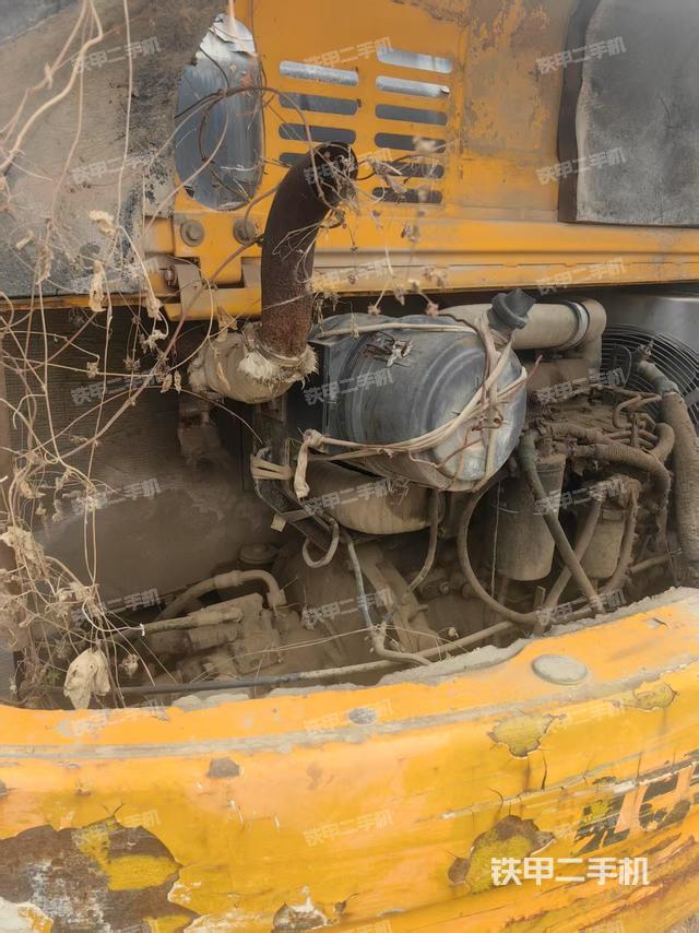 回转马达和主控阀(整机外观) 回转马达和主控阀(整机外观)