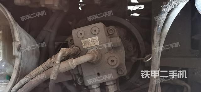 回转马达和主控阀(整机外观) 回转马达和主控阀(整机外观)