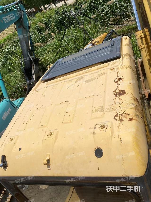 驾驶室顶部(整机外观) 驾驶室顶部(整机外观)