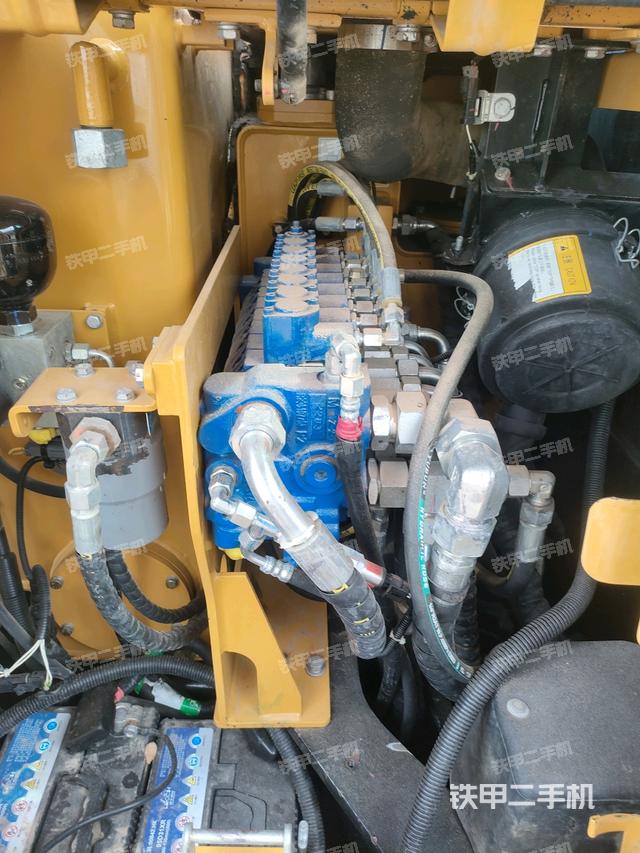 回转马达和主控阀(整机外观) 回转马达和主控阀(整机外观)