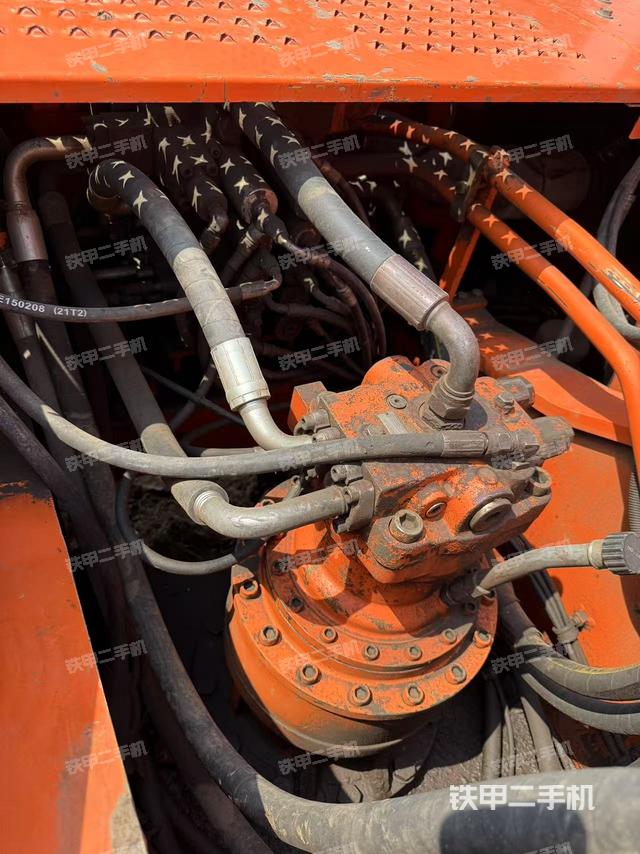 回转马达和主控阀(整机外观) 回转马达和主控阀(整机外观)