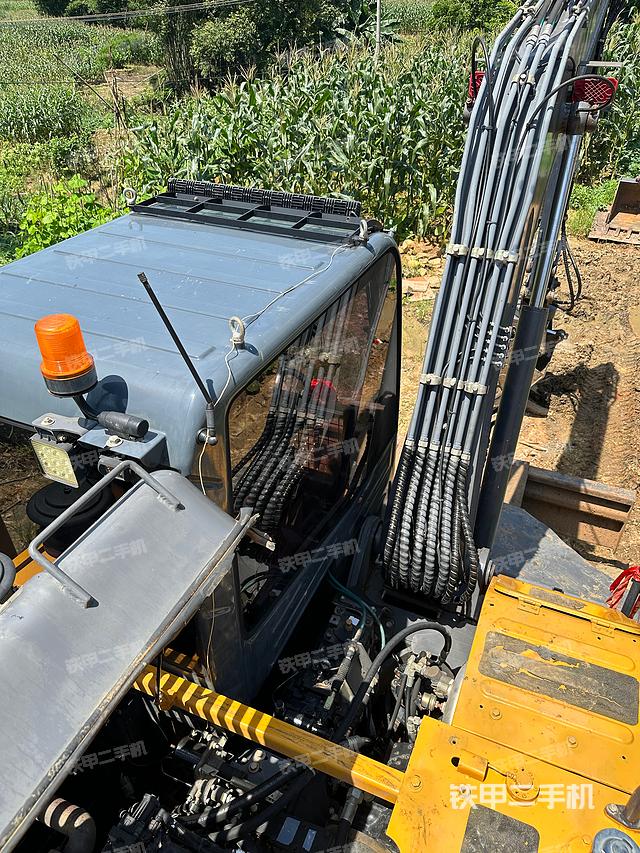 驾驶室顶部（整机外观）