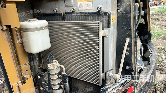 液压泵舱室正面整体(整机外观) 液压泵舱室正面整体(整机外观)