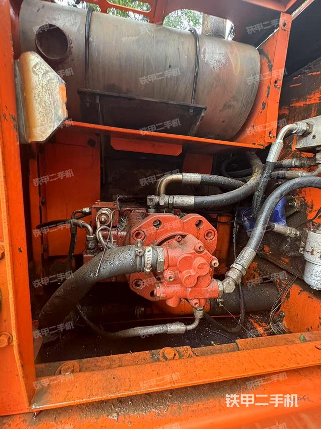 液压泵舱室正面整体(整机外观) 液压泵舱室正面整体(整机外观)