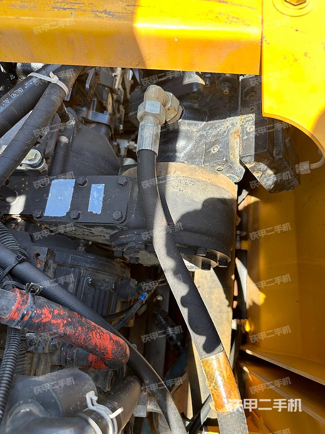 液压泵舱室正面整体（整机外观）