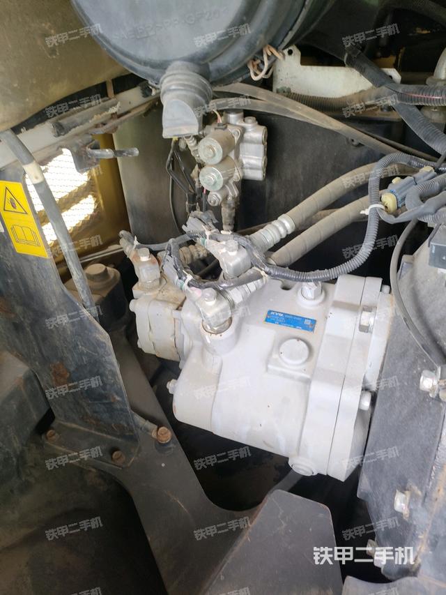 液压泵舱室正面整体（整机外观）