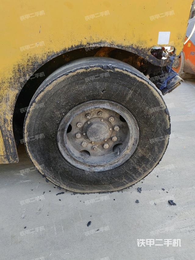 后轮左侧全景（压路机前后车架）