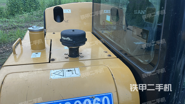 驾驶室顶部(整机外观) 驾驶室顶部(整机外观)