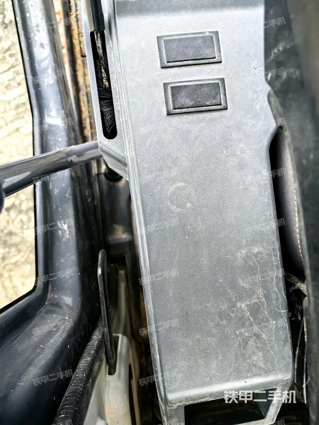 座椅右侧控制台/钥匙门/油门/含右手柄(驾驶室部分) 座椅右侧控制台/钥匙门/油门/含右手柄(驾驶室部分)