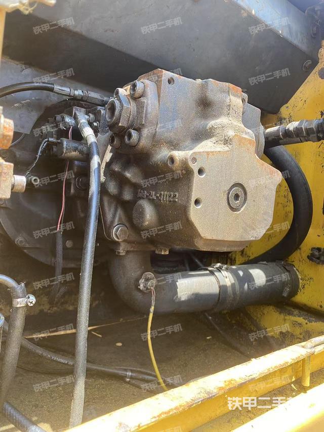 液压泵舱室正面整体(整机外观) 液压泵舱室正面整体(整机外观)