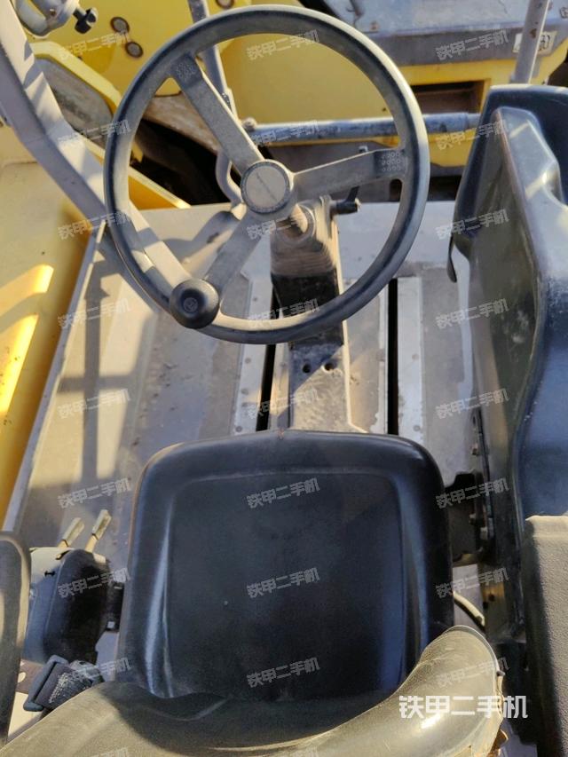 驾驶室内座椅、仪表操作手柄全景（压路机驾驶室）