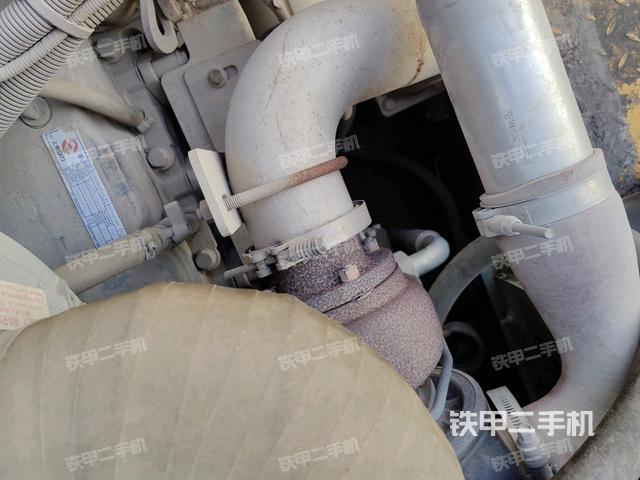 发动机上部全景（压路机发动机舱）