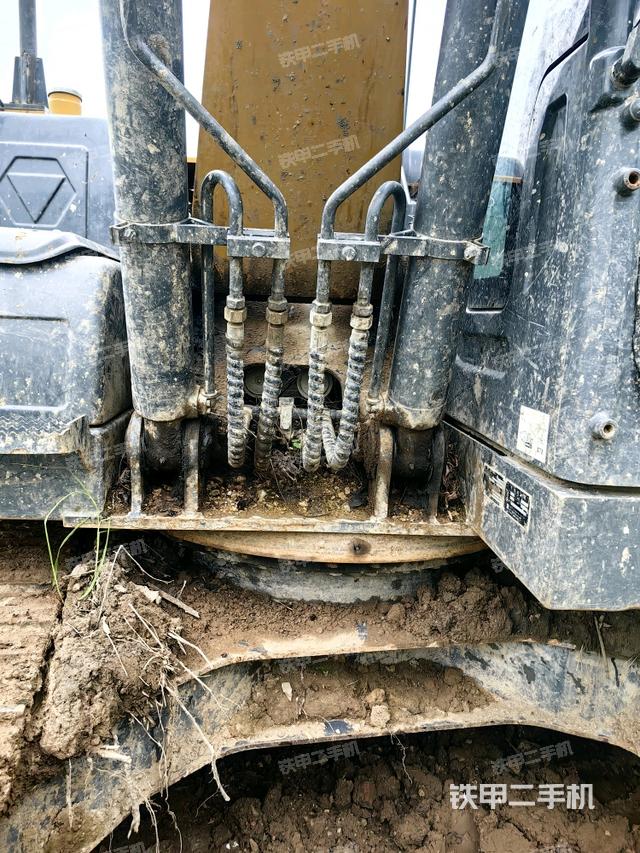 大臂油缸整体 竖拍(工作和回转装置) 大臂油缸整体 竖拍(工作和回转装置)