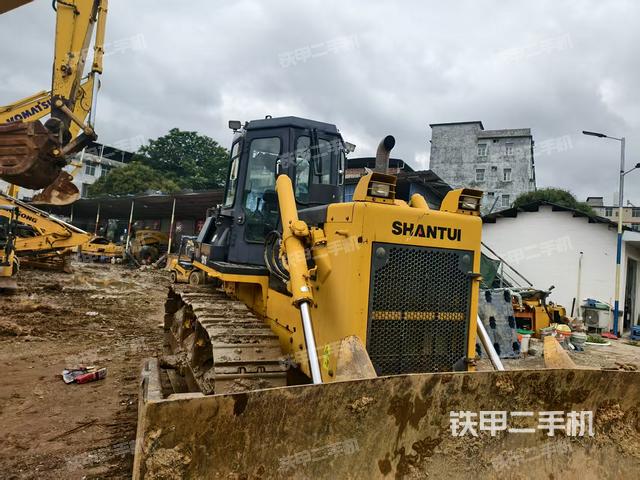 山推SD16標(biāo)準(zhǔn)型推土機(jī)